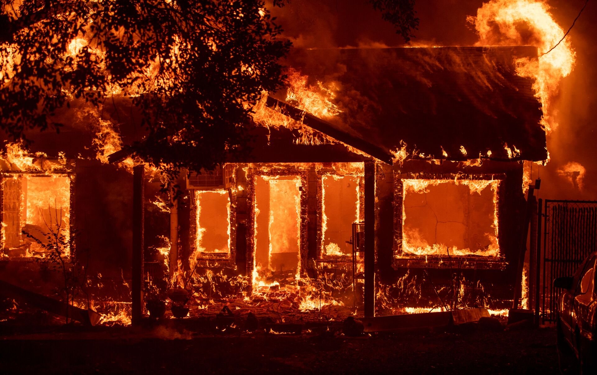 Пожар в Парадайз Калифорния. Горящий дом. Дом в огне. Дом горит. В городе сгорел дом